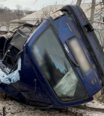 ДТП на Полтавщині: автівка зіткнулася з деревом і перекинулася