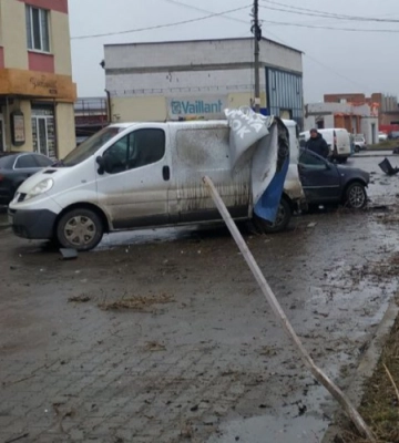 Авто злетіло з дороги: у селі під Луцьком – серйозна аварія. Відео
