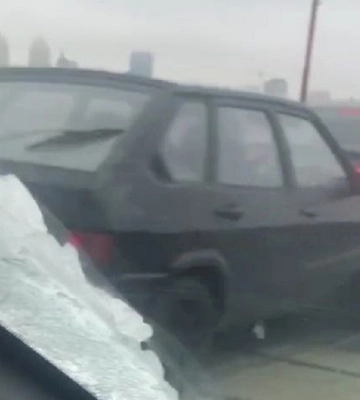 На Центральному мосту у Дніпрі сталося дві ДТП: рух ускладнений (Відео)