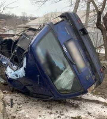 На Полтавщині легковик злетів з дороги і перевернувся