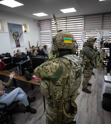 СБУ викрила шахраїв, які вкрали майже 100 млн грн з рахунків мешканців Маріуполя