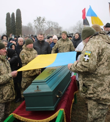 В останню дорогу на Рівненщині провели батька двох дітей