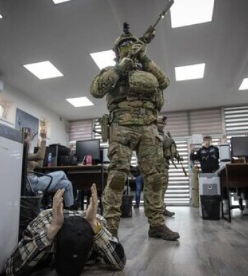 Викрито шахраїв, які вкрали майже 100 млн грн з рахунків мешканців Маріуполя, - СБУ. ВІДЕО+ФОТОрепортаж