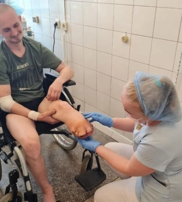 Військовий, якому відірвало половину ноги, знайшов своє кохання у лікарні Дніпра