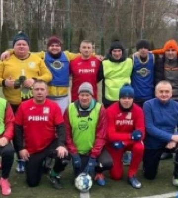 Лікарі Рівненської обллікарні грали у футбол на благодійному турнірі на підтримку медичних працівників ЗСУ
