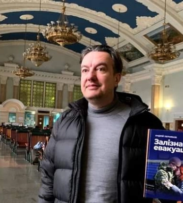 Поет з Рівного презентує на залізничному вокзалі у столиці «Залізну евакуацію»