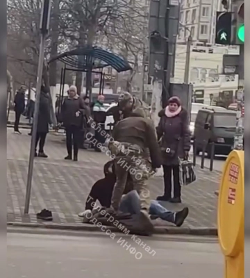 В Одессе военные жестко положили мужчину на землю: в сети пишут, что он сам затеял драку (видео)
