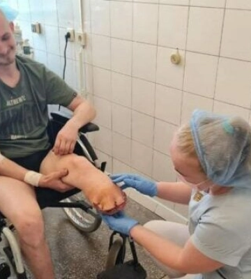 Военный, которому оторвало половину ноги, обрел свою любовь в больнице Днепра