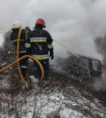 На Дніпропетровщині в результаті ДТП загорівся авто: є постраждалі (відео)