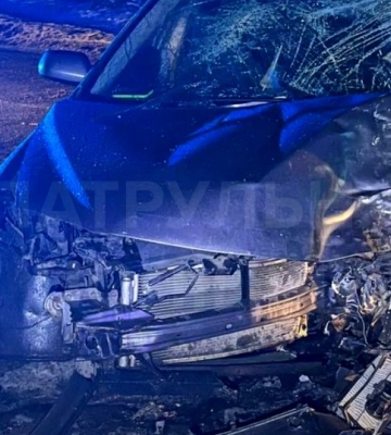 У Сумах автівка врізалась у дерево: троє постраждалих (відео)