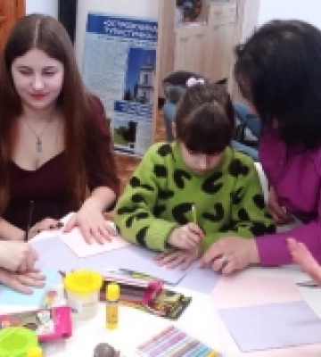 В Острозі виготовляли валентинки для захисників України. ФОТО