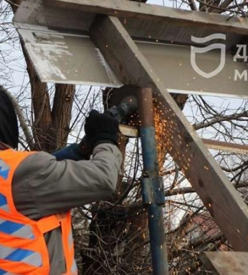 На прохання мешканців по вул. Рощинській демонтували пошкоджену внаслідок ДТП зупинку і встановили тимчасовий навіс