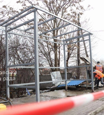 На прохання мешканців по вул. Рощинській демонтували пошкоджену внаслідок ДТП зупинку і встановили тимчасовий навіс