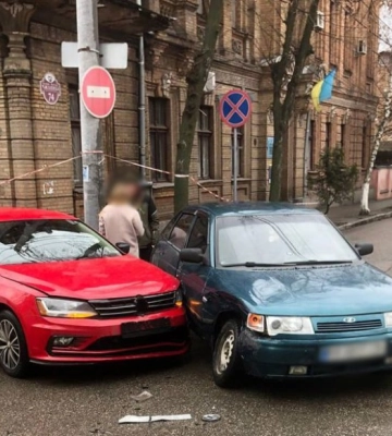 У центрі Кропивницького зіштовхнулися автівки (ФОТО)