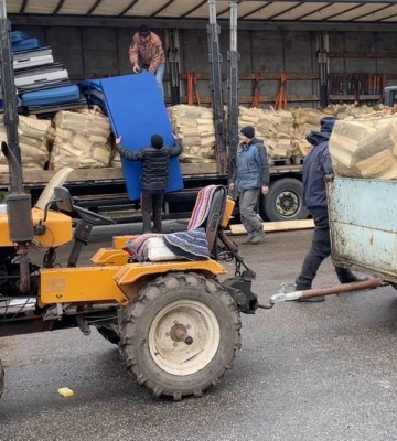 Швеція передала дрова селянам на Миколаївщині