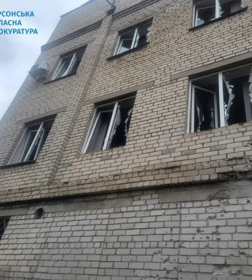 Російські загарбники обстріляли лікарню у Херсоні та обласну дорогу