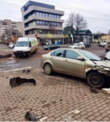 Аварія на проспекті Відродження: авто вилетіло на «зустрічку»