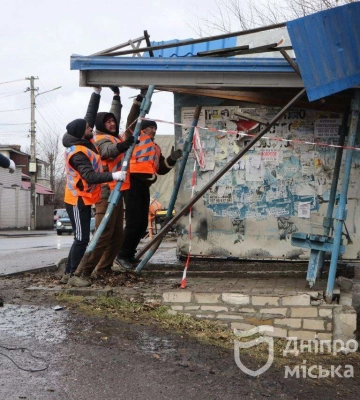 На прохання мешканців по вул. Рощинській демонтували пошкоджену внаслідок ДТП зупинку і встановили тимчасовий навіс