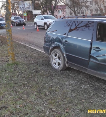На виїзді з Луцька зіткнулися легковик та рейсовий автобус, є постраждалі. Фото, відео