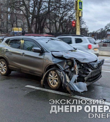 У Дніпрі на Гагаріна зіткнулися два Ніссани: відео моменту