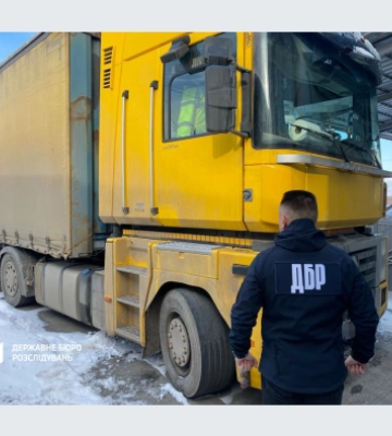 На митниці затримали вантажівку з російськми запчастинами до автомобілів