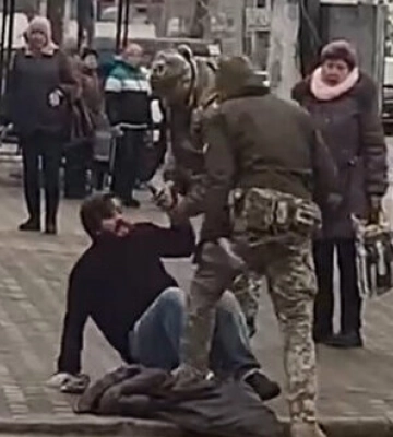 В Одессе зафиксировали жесткое задержание мужчины людьми в форме: проводится служебное расследование. ВИДЕО