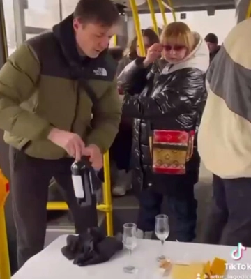 У Києві їздив святковий «автобус кохання»