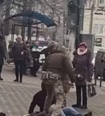 ВСП взялась за военных, поваливших мужчину на землю, пытаясь вручить повестку в Одессе