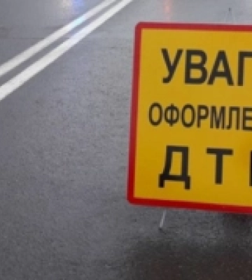 На виїзді з Луцька зіткнулися легковик та рейсовий автобус, є постраждалі. Фото, відео