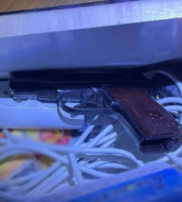 Ссора из-за «неправильной парковки» во дворе киевской многоэтажки закончилась стрельбой: повреждены три автомобиля 