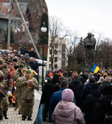 Біль у серці та сльози на очах: на Закарпатті в останню дорогу провели ще одного Героя (ФОТО)