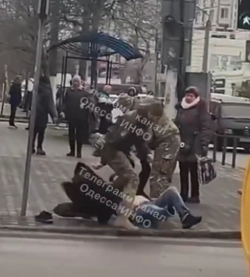 В Одессе люди в форме жестко задержали мужчину