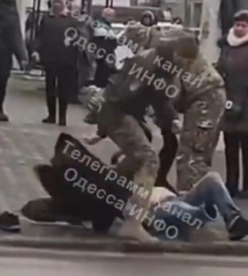 Одессита жестко задержали сотрудники военкомата и уложили на землю. Виновных накажут - видео