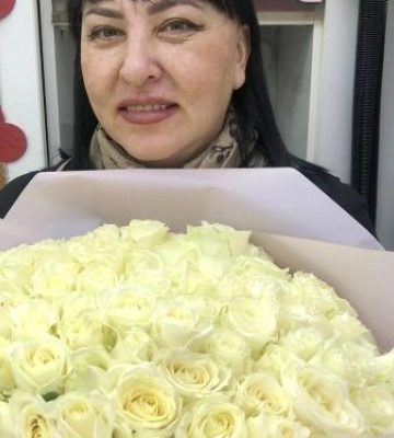 Боєць, який воює на Запорізькому напрямку, передав дружині кур“єром  101 троянду і торт