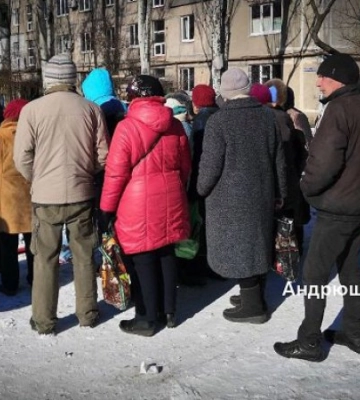 Жителі Маріуполя змушені вистоювати багатогодинні черги за їжею