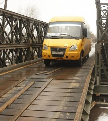 На Чернігівщині встановили ще один збірний міст, отриманий з Франції