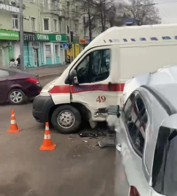 У Рівному в ДТП потрапив автомобіль швидкої допомоги