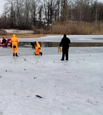 У Полтаві чоловік провалився під кригу, коли переходив річку