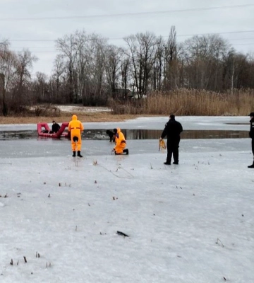 У Полтаві чоловік провалився під кригу, коли переходив річку
