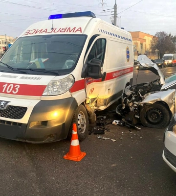 Рівне стоїть: в центрі міста сталася ДТП (ВІДЕО)