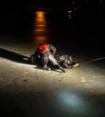 У Києві водолази врятували двох рибалок