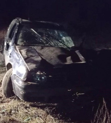 На Полтавщині легковик з’їхав з траси і перекинувся