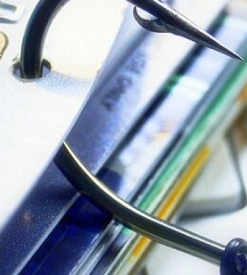 Поліцейські Одещини попереджають: шахраї крадуть гроші з банківських карток довірливих людей