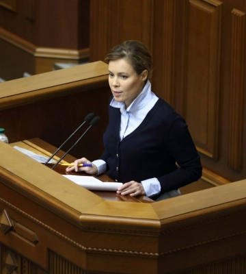 До Ради надійшли заяви на складання мандатів від Королевської та її чоловіка До Ради надійшли заяви на складання мандатів від Королевської та її чоловіка