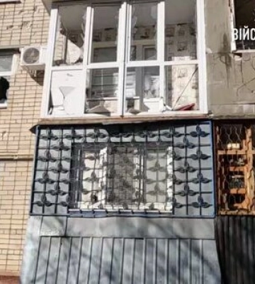 Россияне ударили из артиллерии по многоэтажке в Херсоне: тяжело ранена женщина