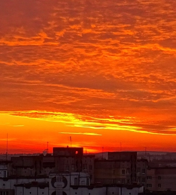 Багряне небо: у соцмереж Рівного показали вечірній захід сонця ФОТО