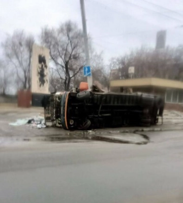 В Днепре грузовик врезался в столб и перевернулся (видео момента ДТП)