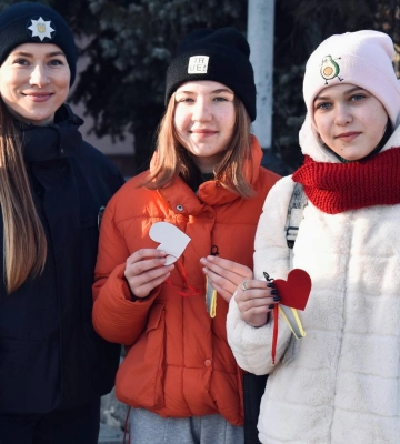Рівнянам на вулиці безкоштовно роздавали світловідбиваючі елементи ФОТО