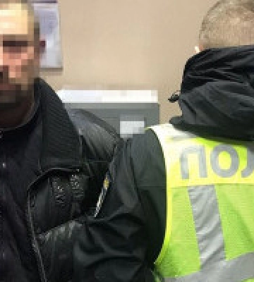 Остановилось сердце: возле киевского метро полицейский спас мужчину