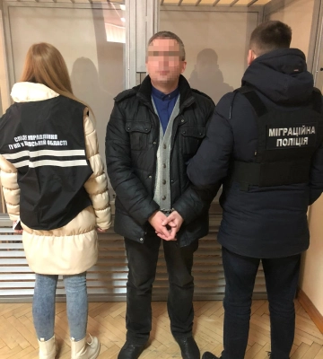 У Львові чоловік вчиняв сексуальне насильство щодо своєї малолітньої доньки